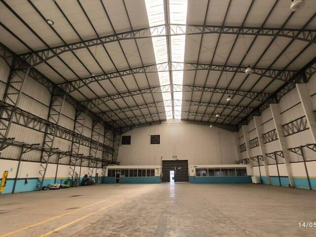 Venta propiedad industrial 4,5ha, 7000m2 de construcción, Gu