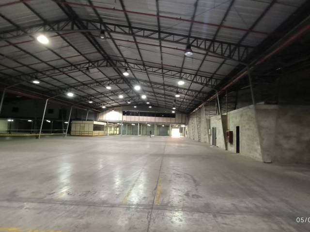 ALQUILER BODEGA EN COMPLEJO 3990M2 Y OFICINAS VIA A DAULE-
