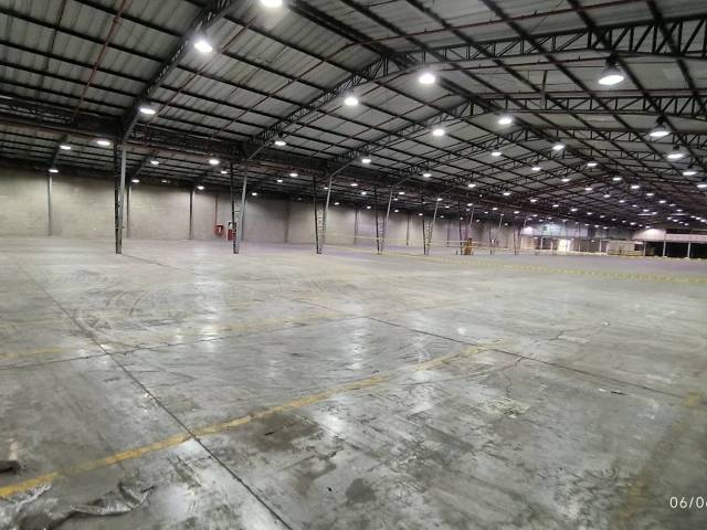 ALQUILER BODEGA EN COMPLEJO 3990M2 Y OFICINAS VIA A DAULE-