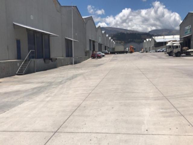 Alquiler de bodega en complejo 3000m2 - Norte de Quito - Pi