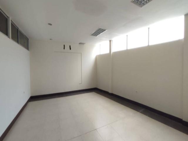 EN ALQUILER OFICINA 5243M2- AV CARLOS JULIO AROSEMENA GUA
