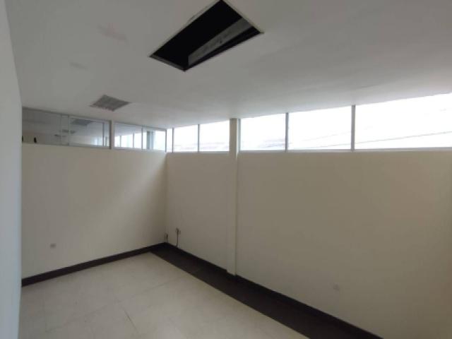EN ALQUILER OFICINA 5243M2- AV CARLOS JULIO AROSEMENA GUA