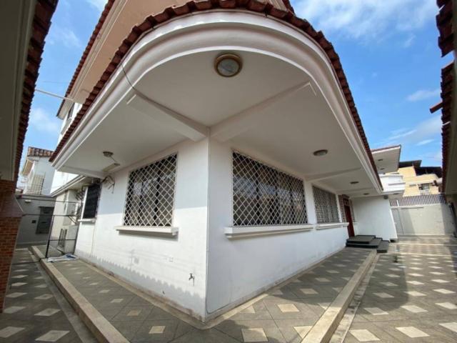EN VENTA CASA 707M2 IDEAL PARA OFICINA - GARZOTA, NORTE DE G