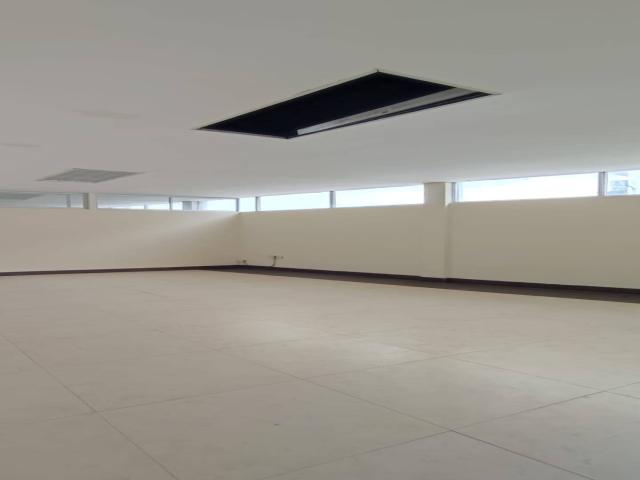 EN ALQUILER OFICINA 29M2- AV CARLOS JULIO AROSEMENA GUAYAQ