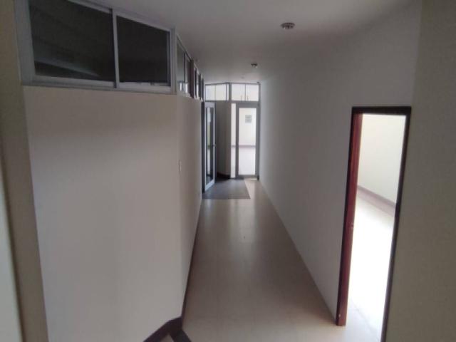 EN ALQUILER OFICINA 29M2- AV CARLOS JULIO AROSEMENA GUAYAQ